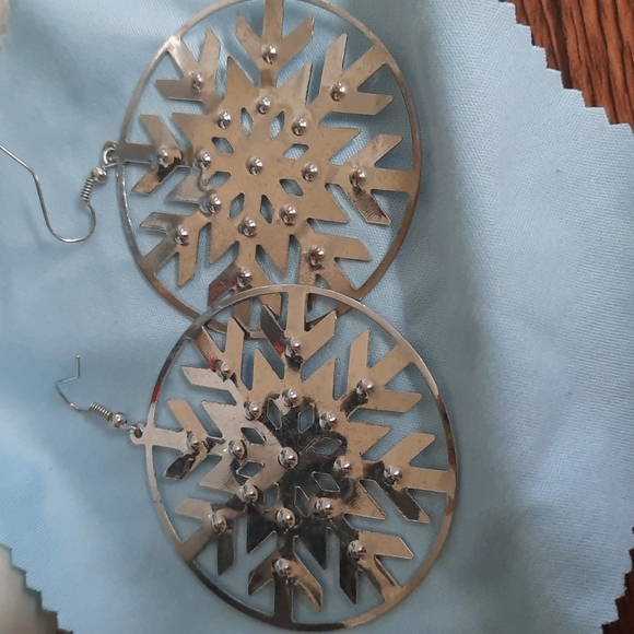 Snowflake Earrings...FunFun Fun! - Picture 5 of 5